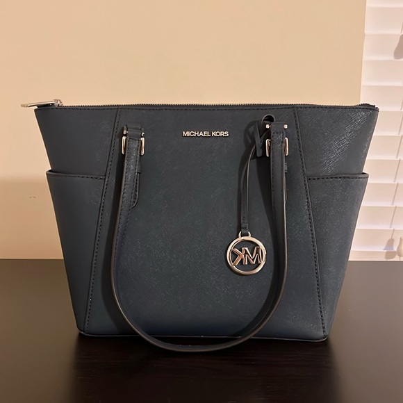 Like New Michael Kors Navy tote - Picture 1 of 6